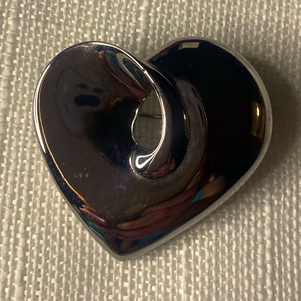 Liz Claiborne Gold Tone Heart Brooch - LC Gold Tone Heart Pin